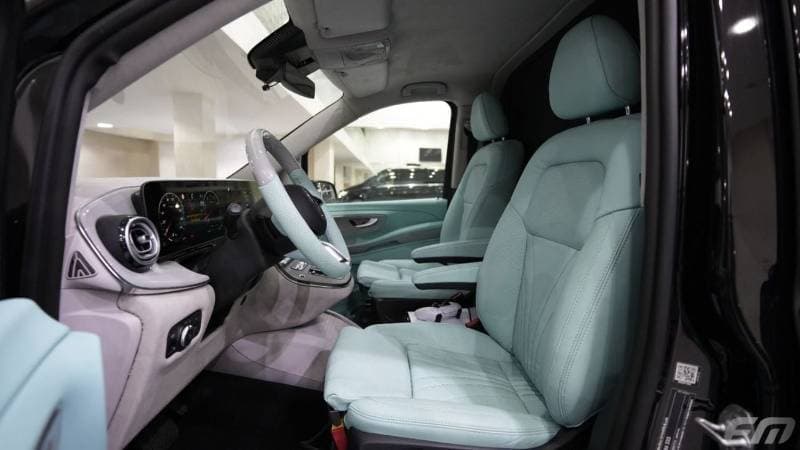 2025 Mercedes Benz V300 AVANTGARDE thumbnail 4