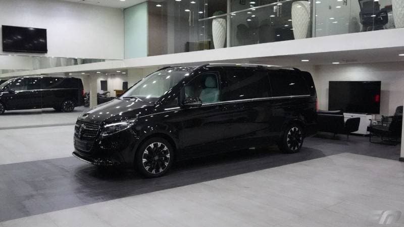 2025 Mercedes Benz V300 AVANTGARDE thumbnail 2