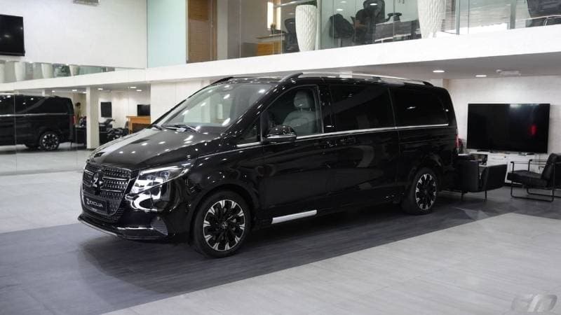 2025 Mercedes Benz V300 AVANTGARDE thumbnail 3