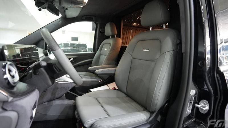 2025 Mercedes Benz V300 AVANTGARDE thumbnail 4