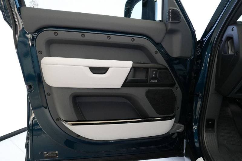 2026 Land Rover Defender 110 OCTA P635 thumbnail 6