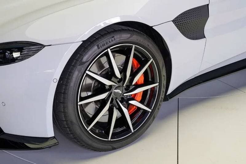 2019 Aston Martin Vantage STANDARD thumbnail 6
