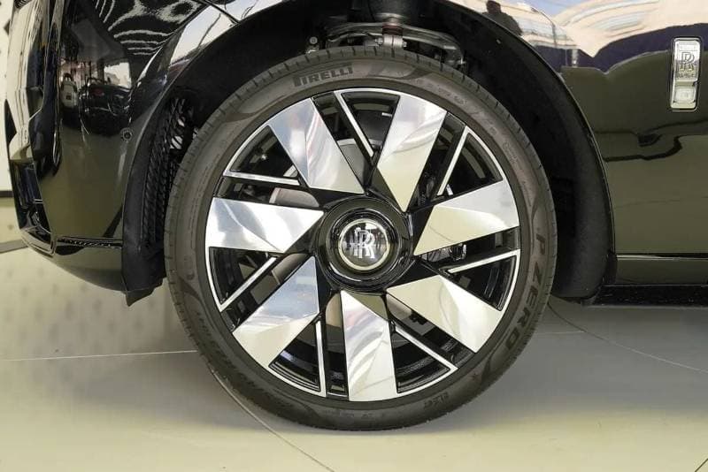 2026 Rolls Royce Cullinan BLACK BADGE thumbnail 6