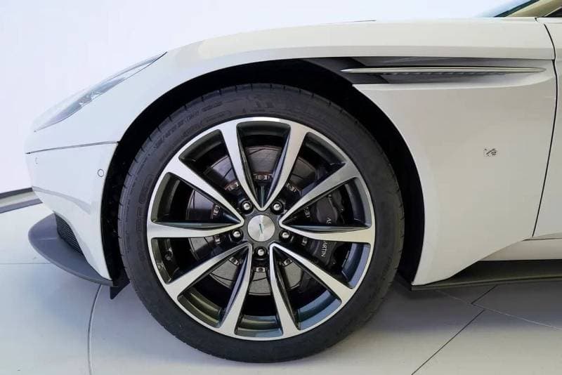 2019 Aston Martin DB11 AMR thumbnail 6