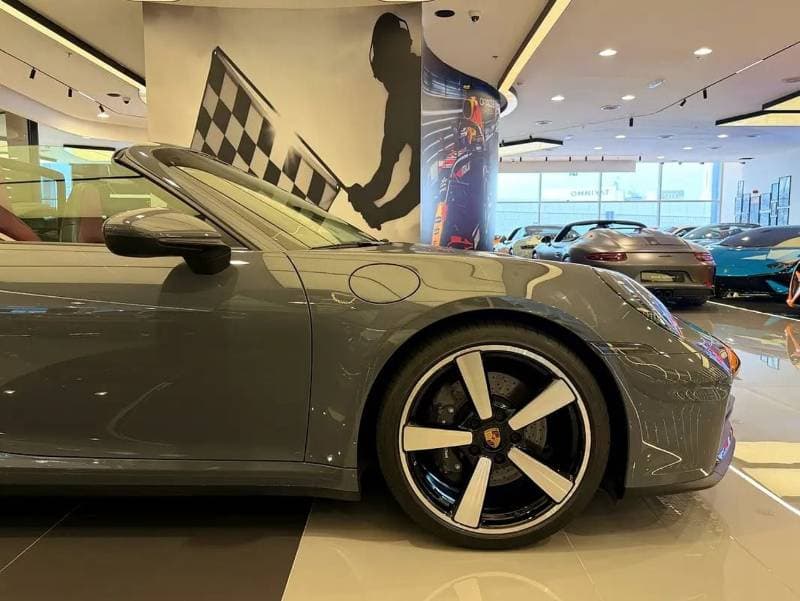 2025 Porsche 911 CARRERA thumbnail 3