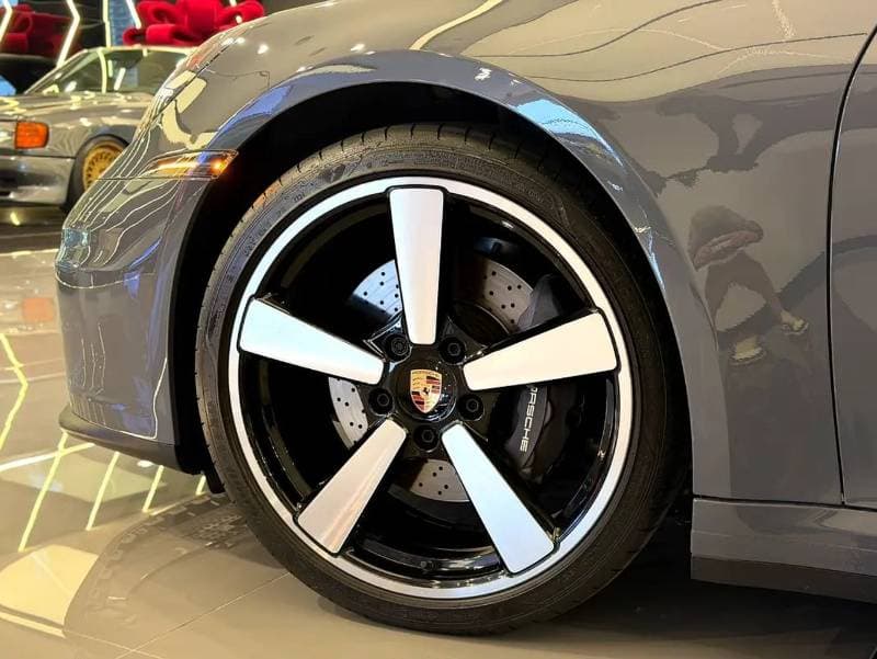 2025 Porsche 911 CARRERA thumbnail 5