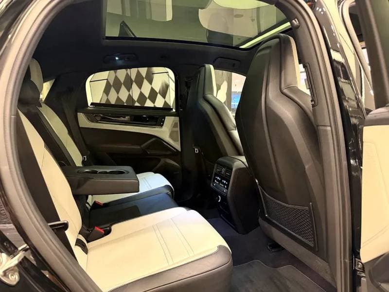 2024 Porsche Cayenne STANDARD thumbnail 7