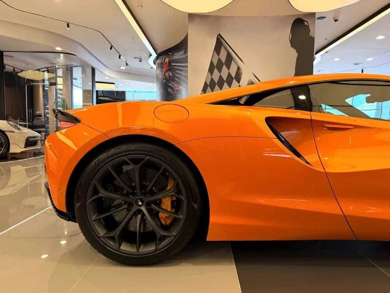 2023 McLaren Artura STANDARD thumbnail 2