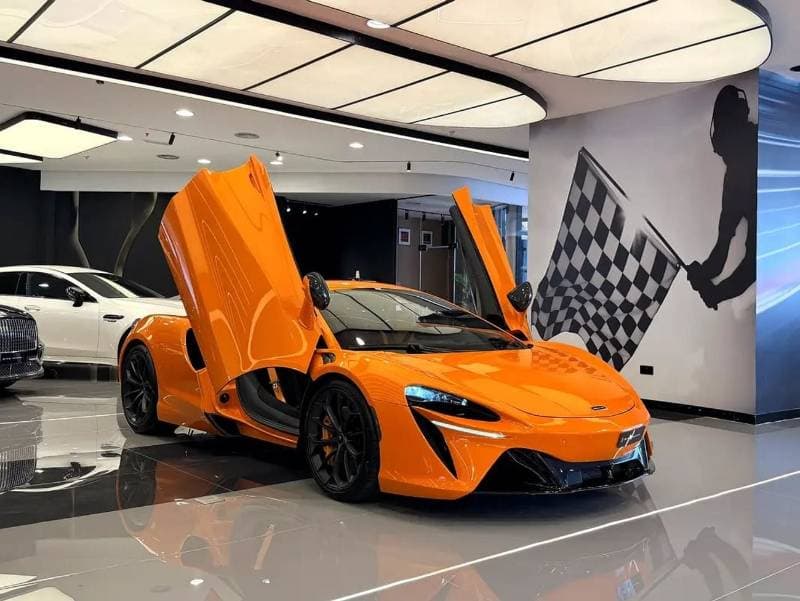 2023 McLaren Artura STANDARD thumbnail 4