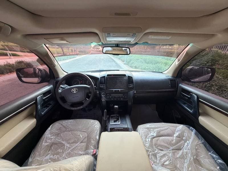 2011 Toyota Land Cruiser VXR thumbnail 2