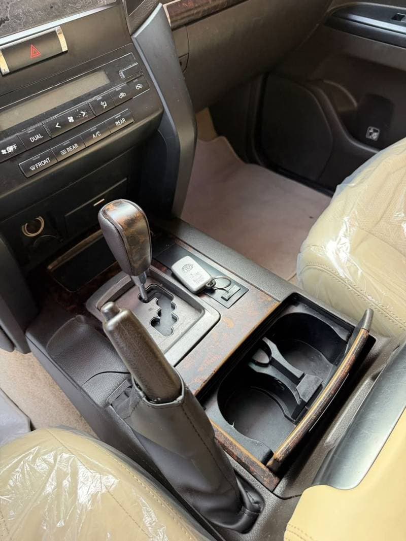 2011 Toyota Land Cruiser VXR thumbnail 3