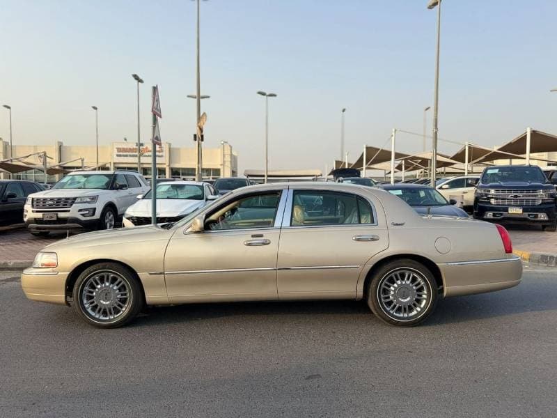 2010 Lincoln Town Car SIGNATURE thumbnail 3