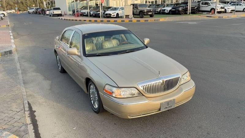 2010 Lincoln Town Car SIGNATURE thumbnail 2