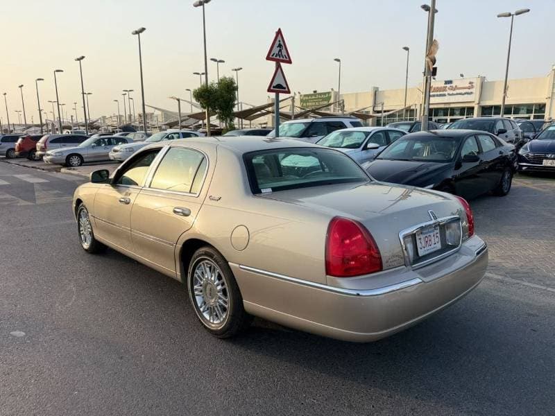2010 Lincoln Town Car SIGNATURE thumbnail 4