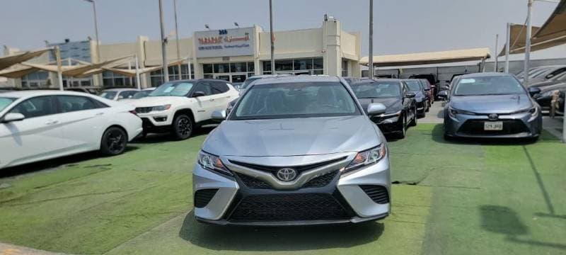 2018 Toyota Camry SE thumbnail 2