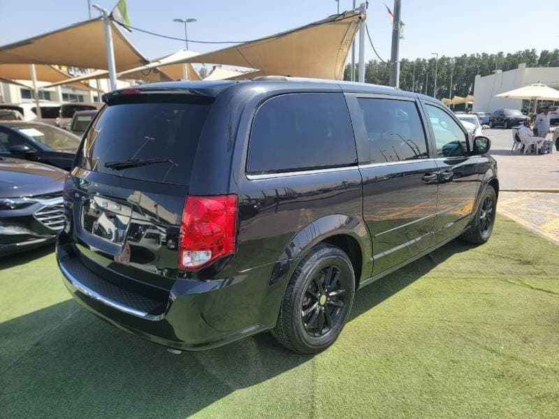2017 Dodge Grand Caravan SE thumbnail 4