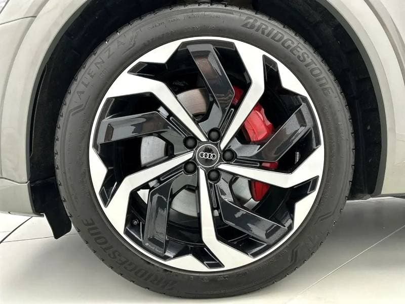 2024 Audi e tron thumbnail 2