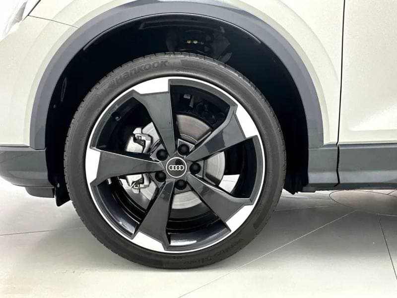 2025 Audi Q2 35 TFSI BLACK thumbnail 3
