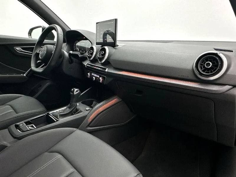 2025 Audi Q2 35 TFSI BLACK thumbnail 6
