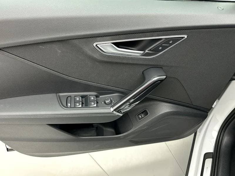 2024 Audi Q2 35 TFSI BLACK thumbnail 8