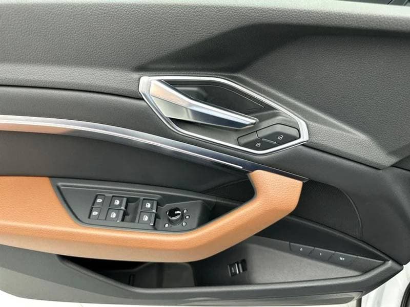 2023 Audi e tron thumbnail 8