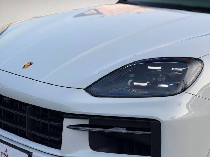 2024 Porsche Cayenne thumbnail 2