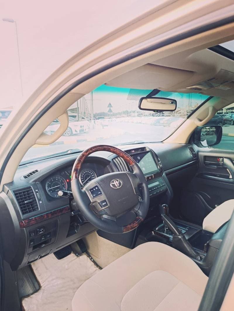 2011 Toyota Land Cruiser GXR thumbnail 7
