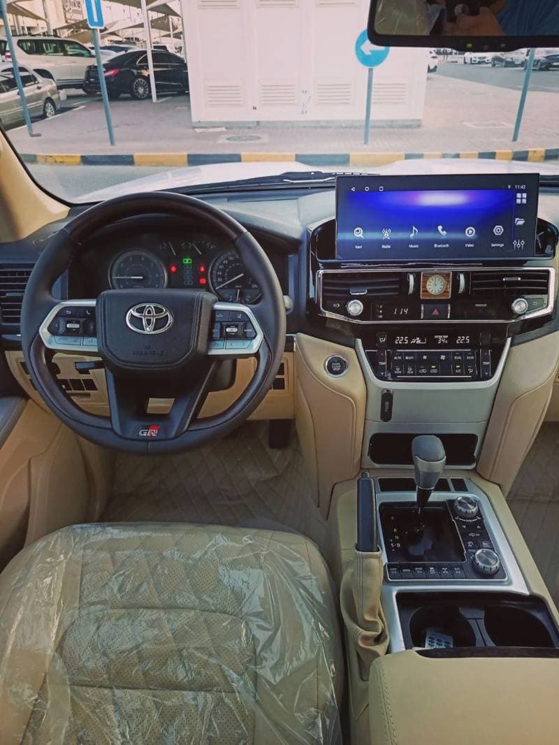 2011 Toyota Land Cruiser GXR thumbnail 8