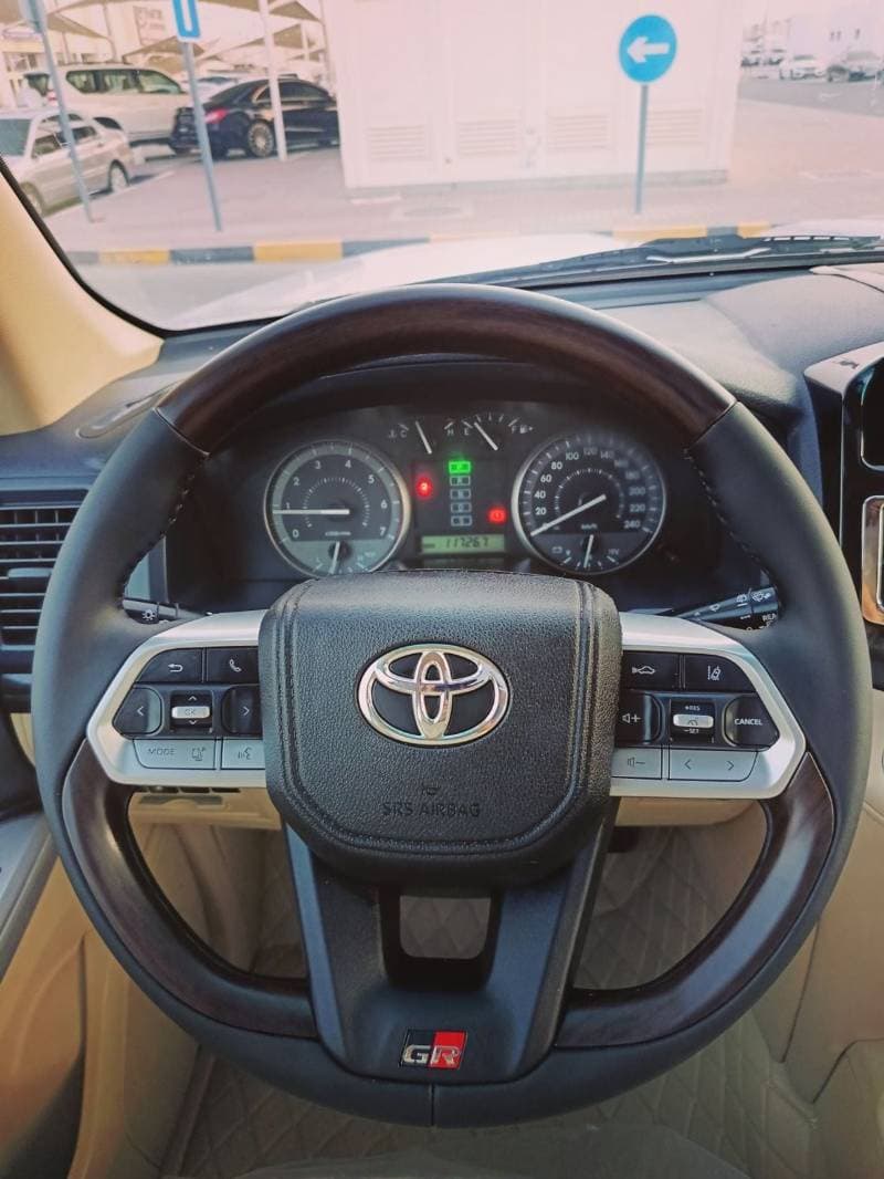 2011 Toyota Land Cruiser GXR thumbnail 7