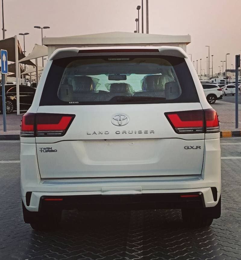 2011 Toyota Land Cruiser GXR thumbnail 4