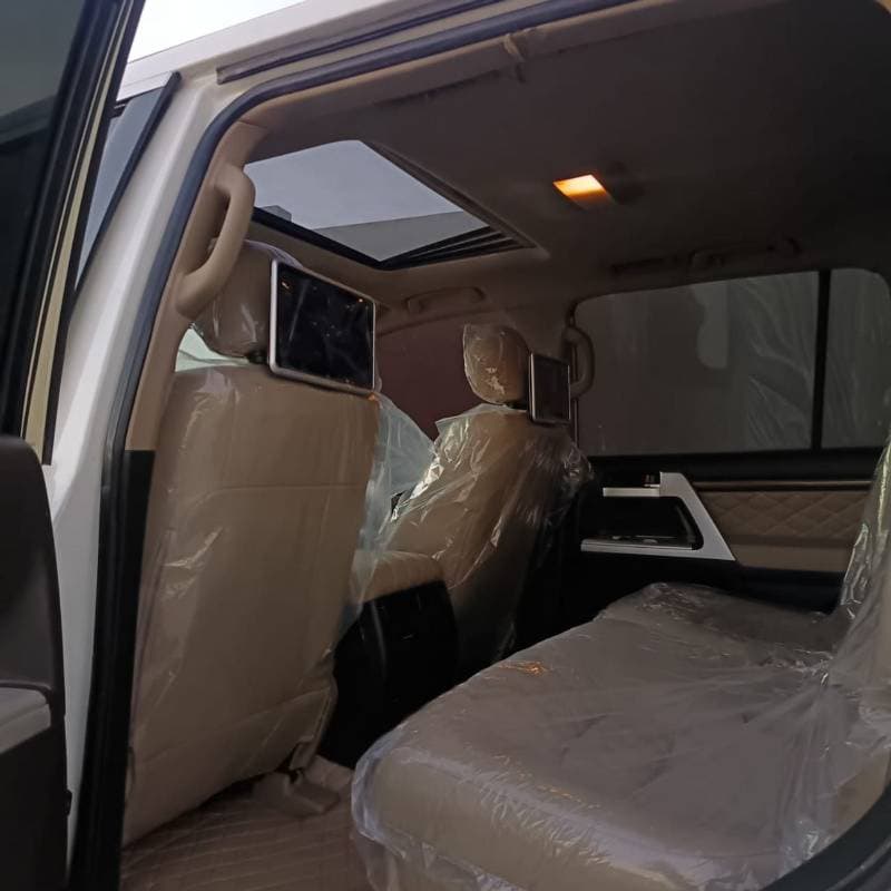 2011 Toyota Land Cruiser GXR thumbnail 8