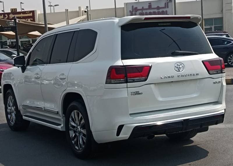 2011 Toyota Land Cruiser GXR thumbnail 6