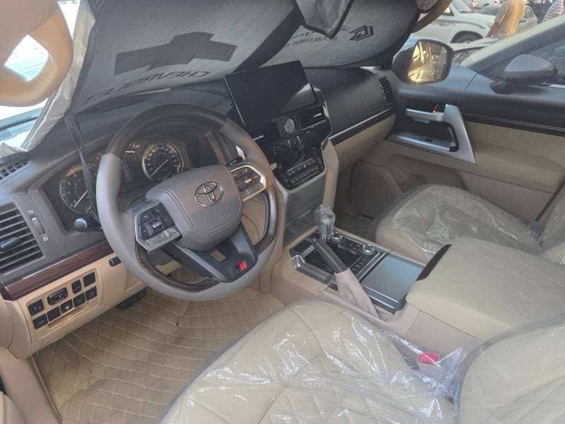 2014 Toyota Land Cruiser GXR thumbnail 8
