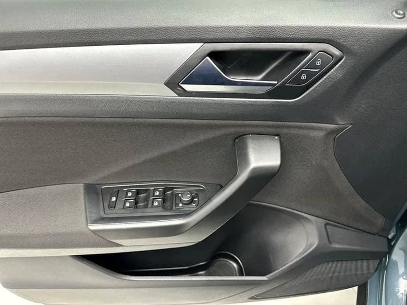2024 Volkswagen T ROC LIFE thumbnail 3