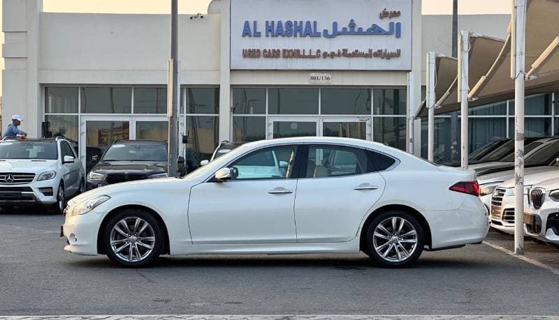 2017 Infiniti Q70 EXCELLENCE thumbnail 3