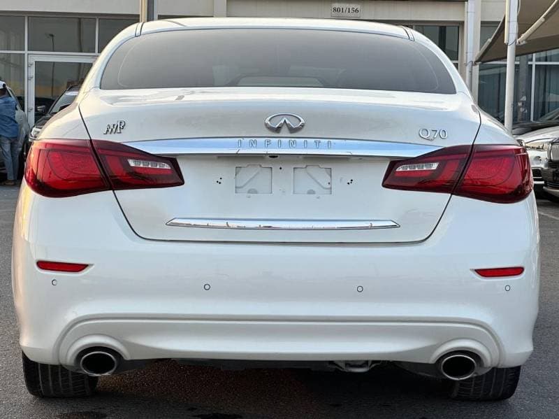 2017 Infiniti Q70 EXCELLENCE thumbnail 4