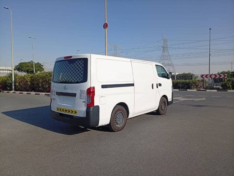2021 Nissan Urvan STANDARD thumbnail 3