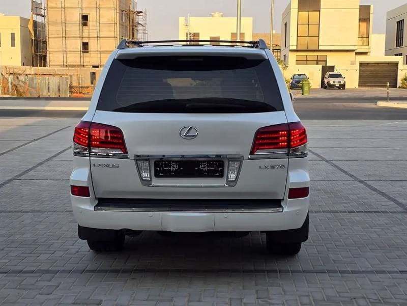 2014 Lexus LX570 TITANIUM thumbnail 4