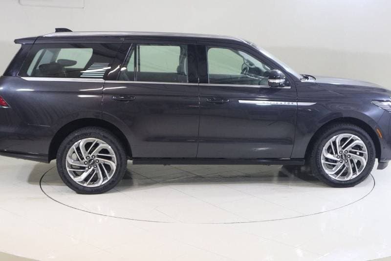 2025 Lincoln Navigator RESERVE thumbnail 3
