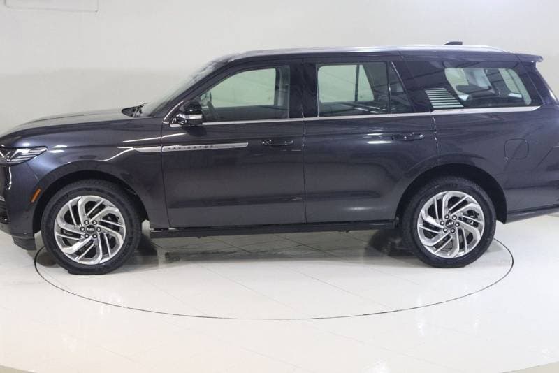 2025 Lincoln Navigator RESERVE thumbnail 4