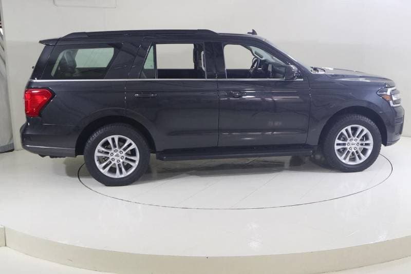 2023 Ford Expedition XLT thumbnail 3