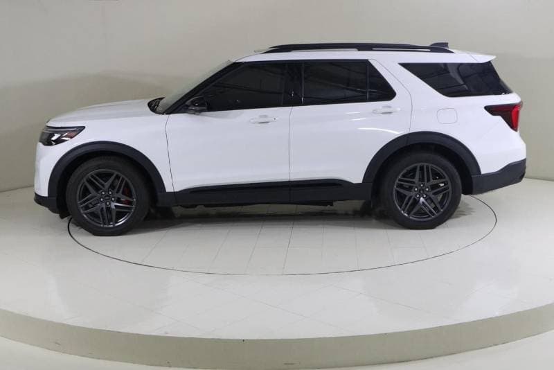 2025 Ford Explorer ST thumbnail 4
