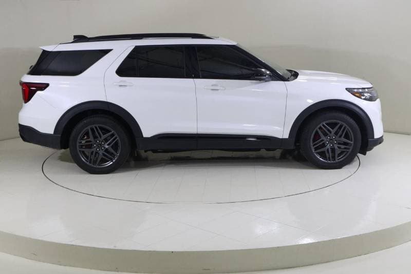 2025 Ford Explorer ST thumbnail 3