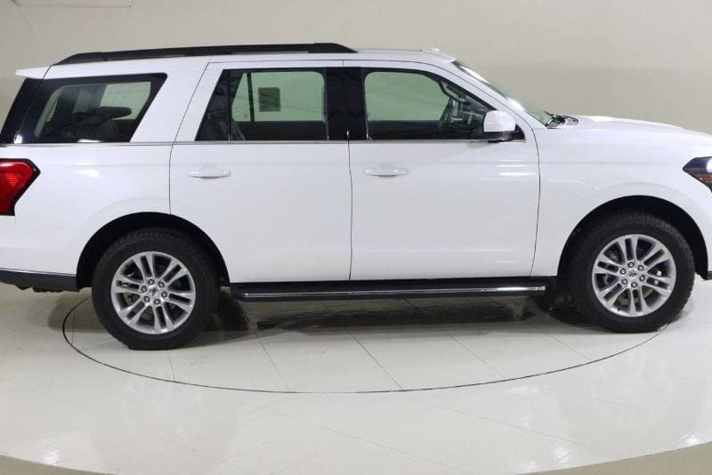 2023 Ford Expedition XLT thumbnail 3