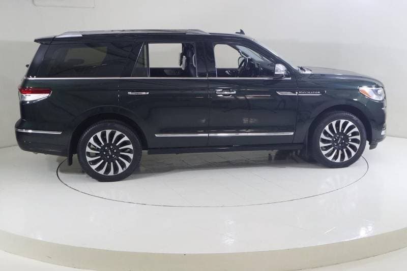 2023 Lincoln Navigator PRESIDENTIAL thumbnail 3