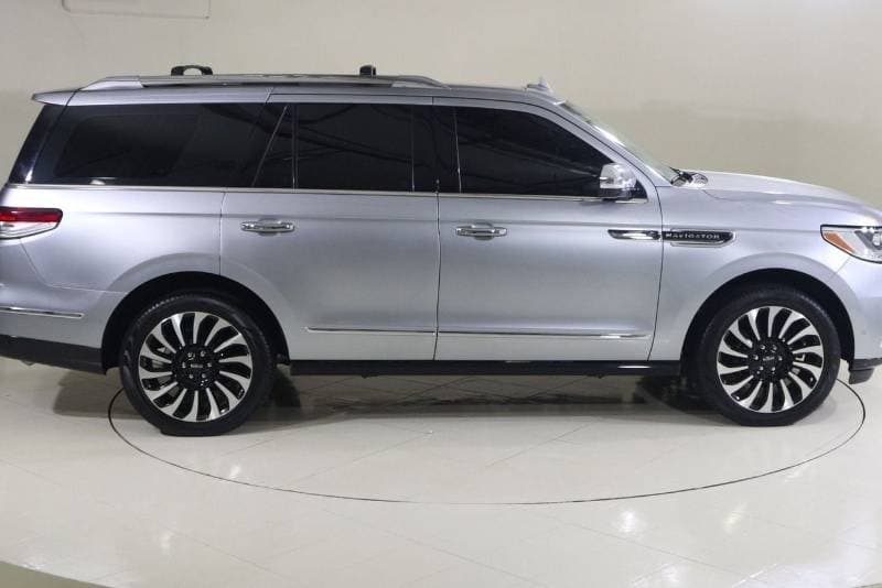 2024 Lincoln Navigator PRESIDENTIAL thumbnail 3