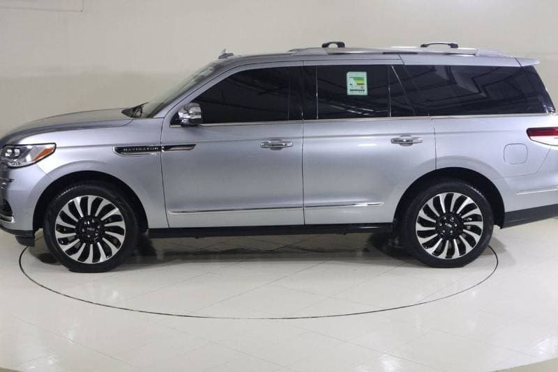 2024 Lincoln Navigator PRESIDENTIAL thumbnail 4