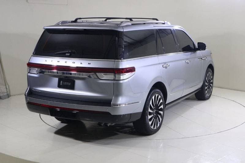 2024 Lincoln Navigator PRESIDENTIAL thumbnail 2