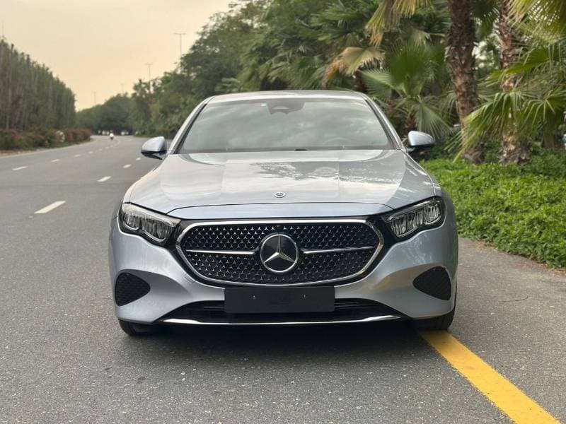 2025 Mercedes Benz E300 Diesel Plug in Hybrid thumbnail 4