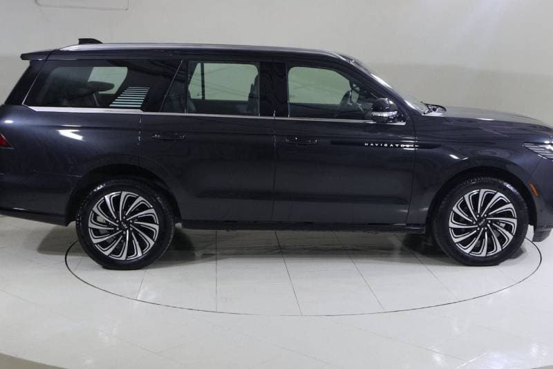 2025 Lincoln Navigator PRESIDENTIAL thumbnail 3